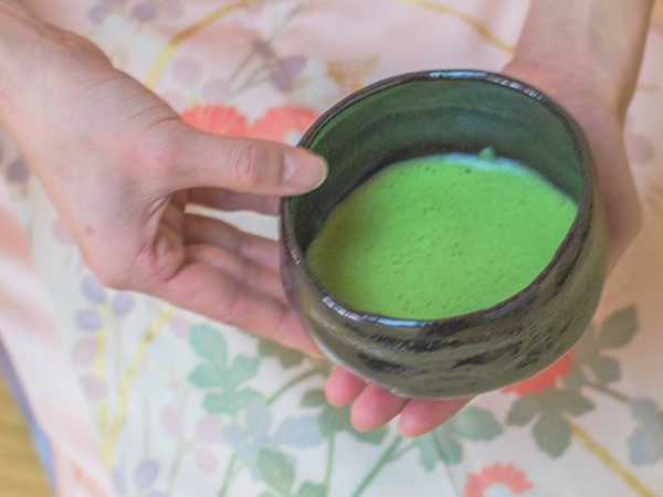 お茶のおもてなしを行う田中瑠奈