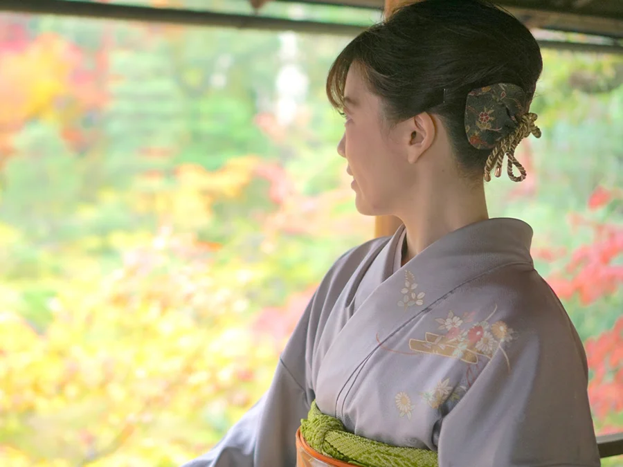 静かな茶室で未来を見据える田中瑠奈