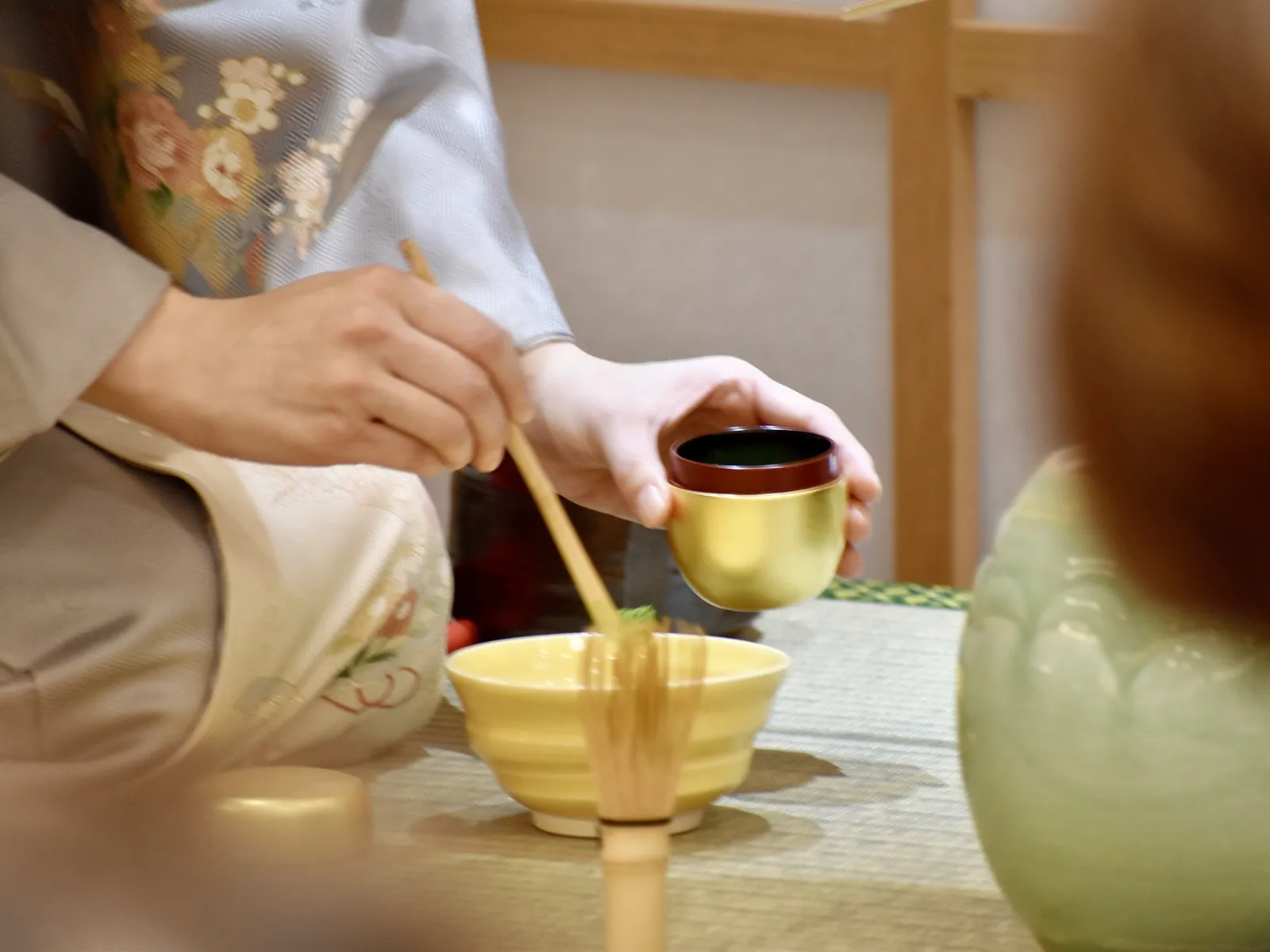茶道の稽古または茶会を行う田中宗瑠